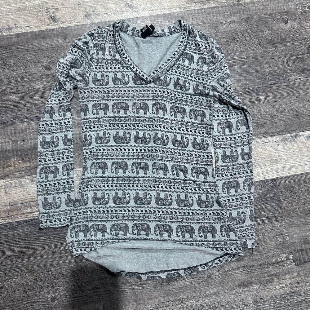 Rue21 Gray Elephant Print Long Sleeve Tee